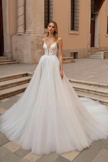 Ivoire dos nu Une robe de mariée à traîne de balayage de ligne avec dentelle